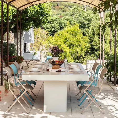 Daphni فيلة أيّا إفيميا